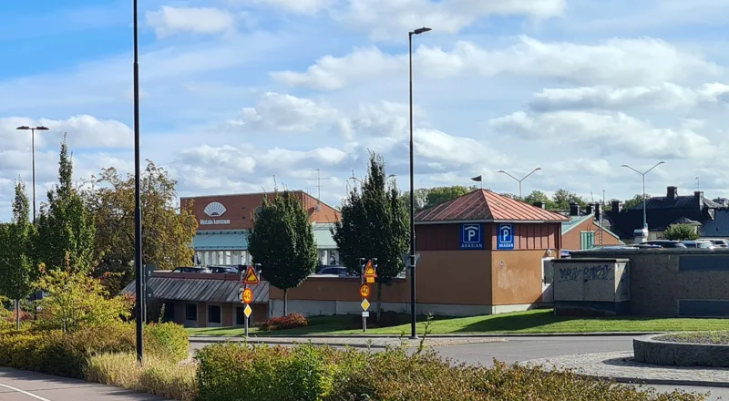 Gång- och cykelväg bredvid Drottninggatan. Kommunhuset i bakgrunden. Höst.
