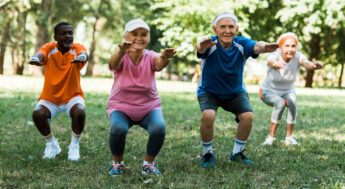 Grupp med äldre personer som tränar utomhus. Foto.