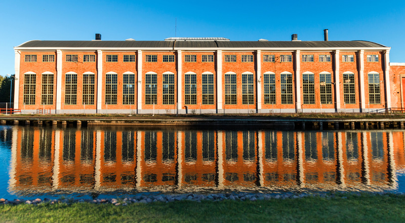 Lokverkstan speglas i Göta kanal. Foto.