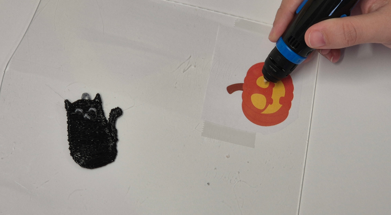 En hand skymtar som målar mer en 3D-penna