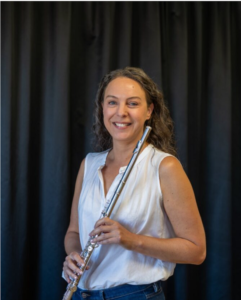 Mörkhårig kvinna håller i klarinett. Foto.