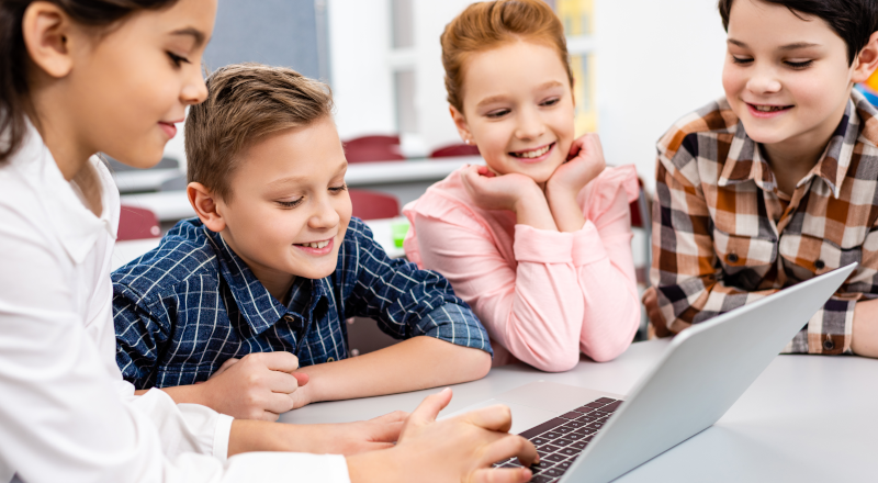 Fyra barn som tittar på i en dator