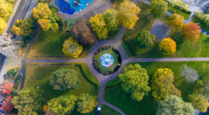 Flygbild över Stadsparken med fontänen och konstverket Cirklar i fokus. Foto.