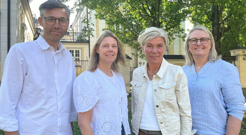 Fyra medarbetare står i Rådhusparken. Foto.