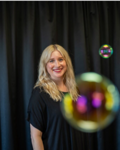 Glad kvinna med blont hår. Foto.