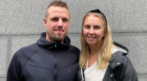 En man och en kvinna står bredvid varandra. Foto.