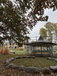 Utemiljö vid nya förskolan Ekön,-En replika av paviljongen Trollkarlens hatt som tidigare stod vid Folkets park har byggts upp.
