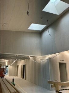Interiörbilder fårn nya förskolan Ekön. Väggar byggs och målas på plan 2.