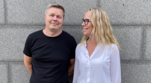 Man och kvinna står bredvid varandra. Foto.