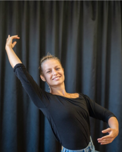 Glad kvinna som dansar. Foto.