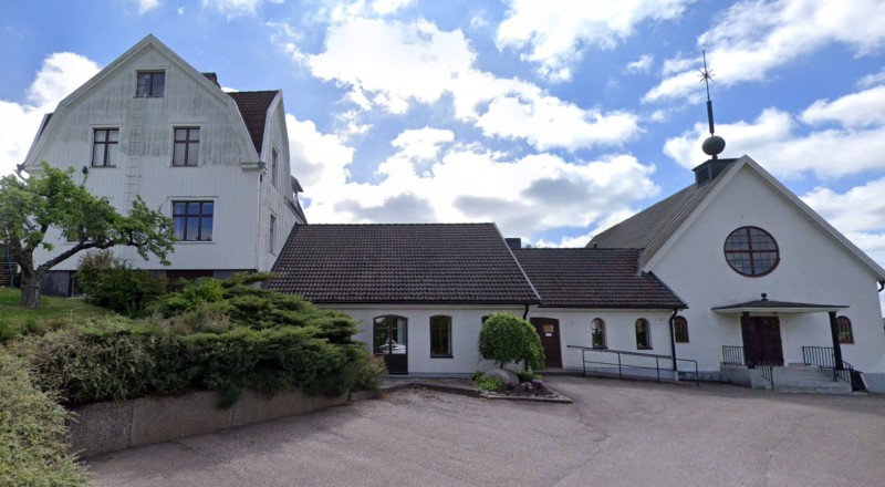 Vitt hus med flera huskroppar.