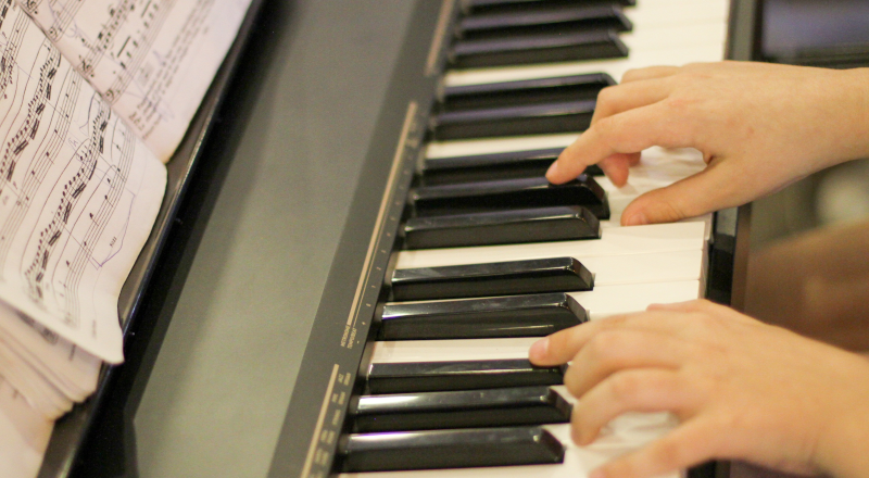 bild på hände som spelar piano