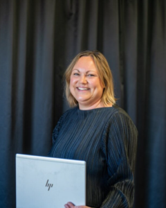 Glad kvinna med laptop. Foto.