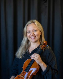 Blond kvinna med fiol. Foto.