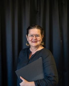 Mörkhårig kvinna med glasögon. Foto.