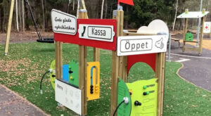 Lekplatsen Den lilla staden på Näktergalsvägen i Borensberg.