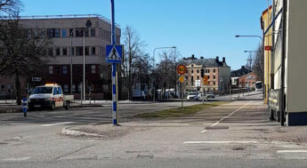 Del av Östermalmsgatan sedd från Långbackagatan mot Polishuset. Foto.