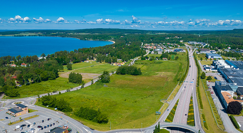 Flygbild över område i Varamon där idrottscenter planeras.