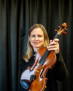 Kvinna med fiol. Foto.