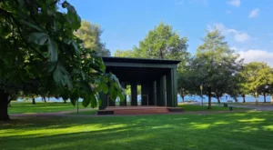 Scenen i Stadsparken i Motala. Foto.