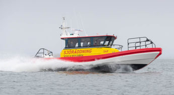 Bilden visar en av Sjöräddningssällskapets båtar i full fart på Vättern.