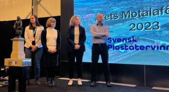 Representanter för Svensk Plaståtervinning tar emot priset Årets Mtalaföretag.