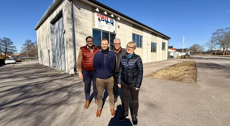 Fyra personer utanför köpt fastighett med AB Wettern som ny ägare.foto.