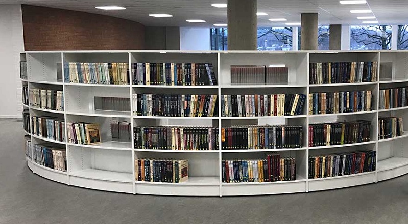 vit rundad bokhylla i bibliotek