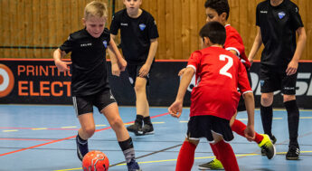 Spelare i København Futsal dribblar under ungdomsturneringen Skånecupen