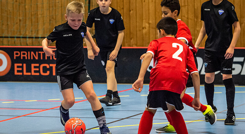 Spelare i København Futsal dribblar under ungdomsturneringen Skånecupen