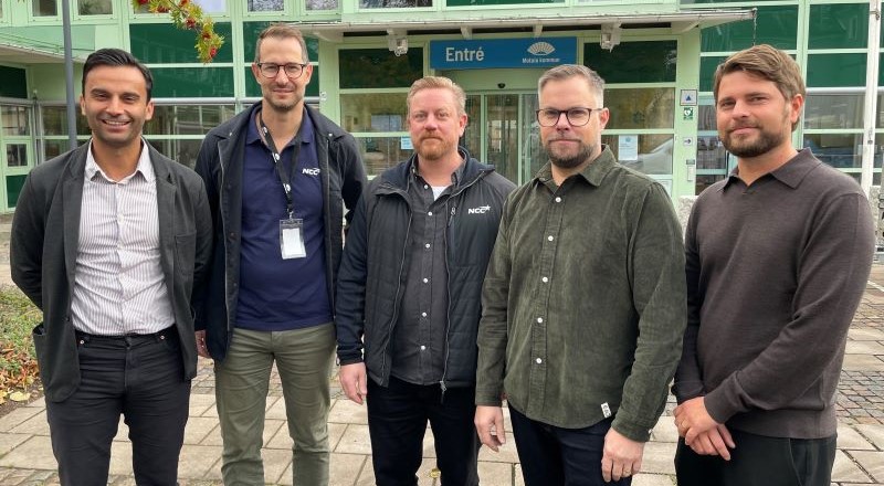 Från vänster Sagvan Abdulsatar, ombud NCC, Jonas Leijon, projektchef NCC, Conny Bagger, platschef NCC, Dennis Åman Jarméus, projektledare Motala kommun, och Adam Höckert, enhetschef Motala kommun.