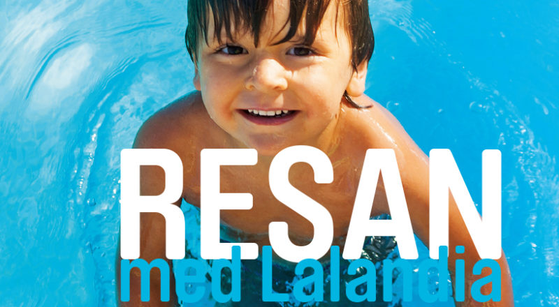 Ett barn som badar, och texten Resan med Lalandia.