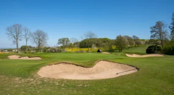 Golfbana en solig vårdag.