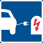 Skylt som visar laddplats för elbil.