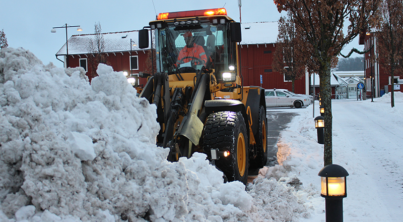 Traktor som plogar snö på Hamnparkeringen.