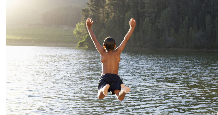 pojke som hoppar i vatten